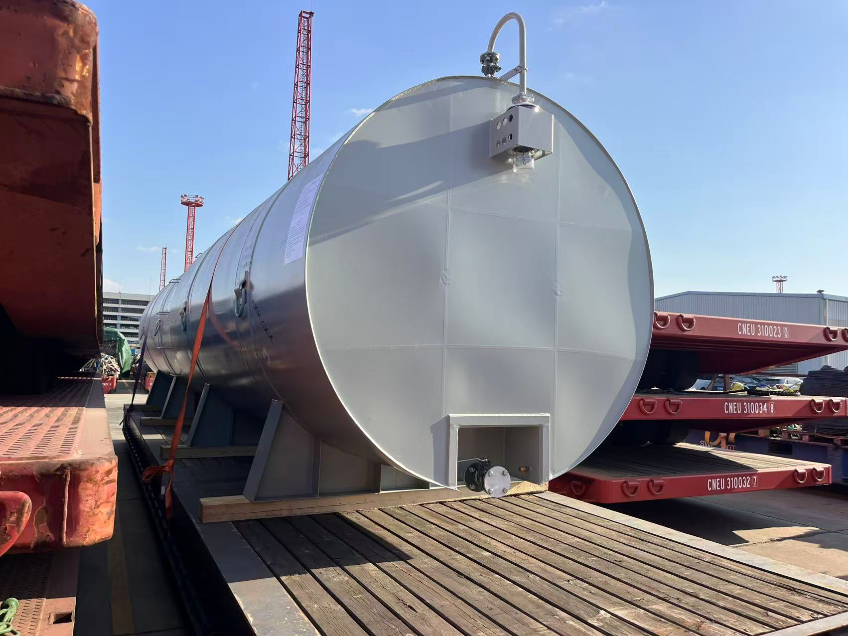 Large oil tank Ro-Ro shipping