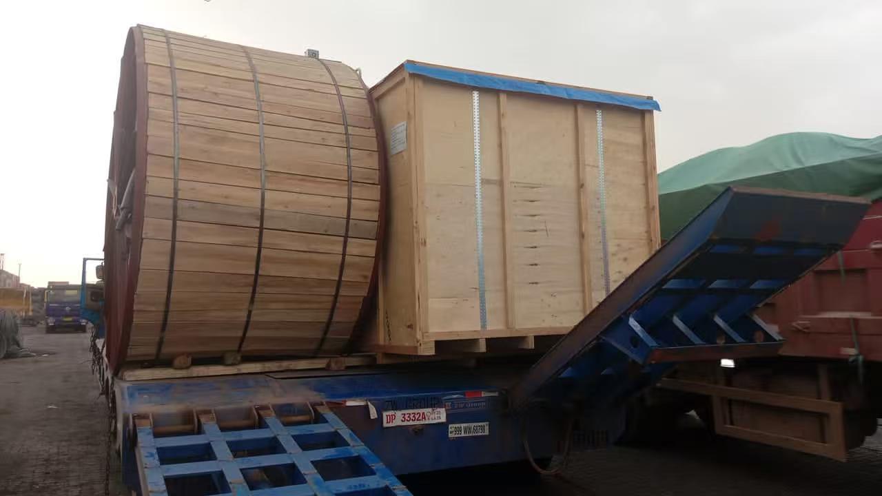 Lowbed trailer ramp unloading